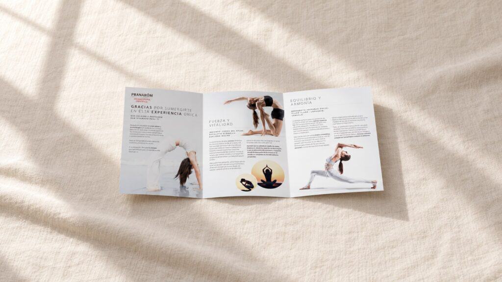 Recreación: tríptico de Pranarôm con posturas de yoga sobre una tela de lino