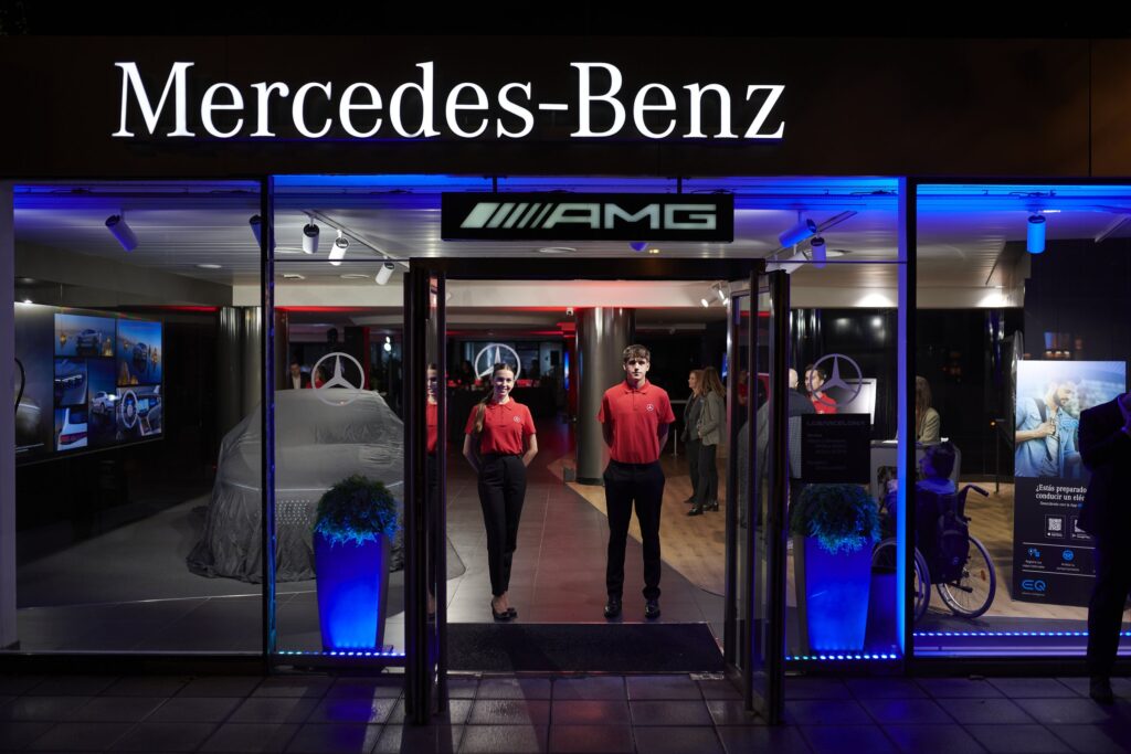 Entrada del concesionario Mercedes-Benz de LG Barcelona con dos azafatas recibiendo a los invitados