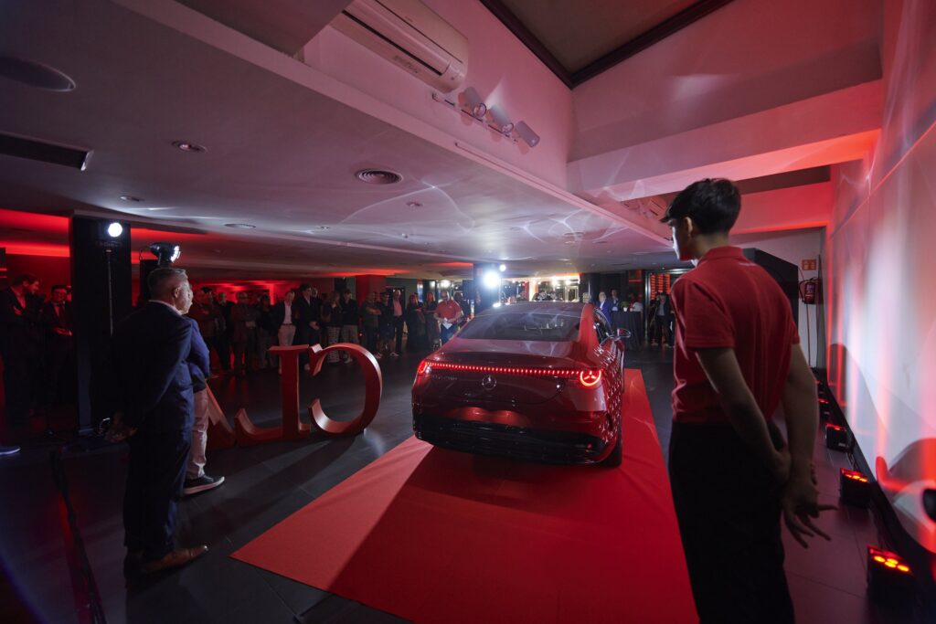 Invitados alrededor del nuevo CLA en la exposición de LG Barcelona, iluminada en rojo