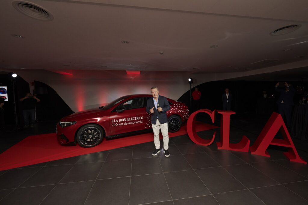 Presentador junto al nuevo CLA rotulado con el mensaje 100 % eléctrico y 790 km de autonomía
