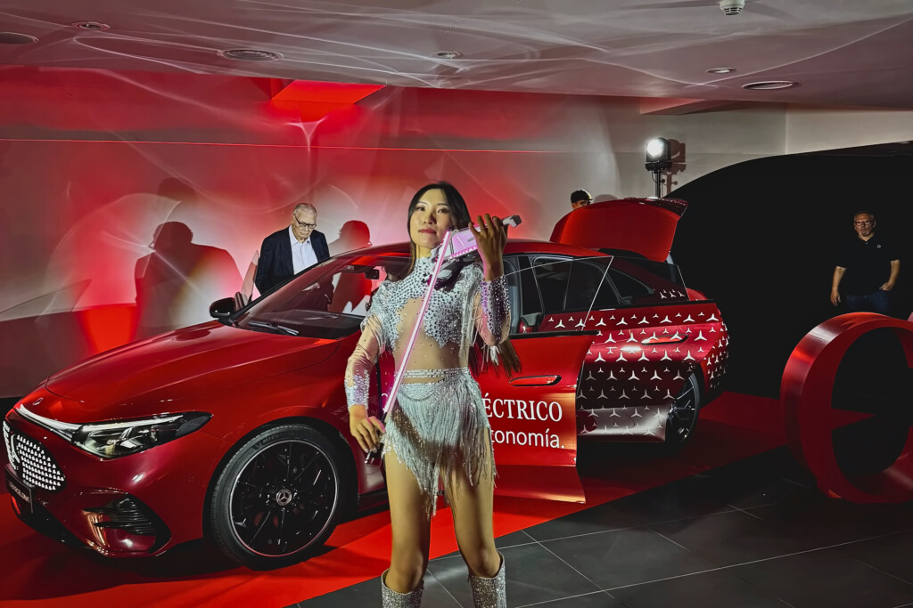 The new Mercedes-Benz CLA and the live violinist under the red light of the launch at LG Barcelona