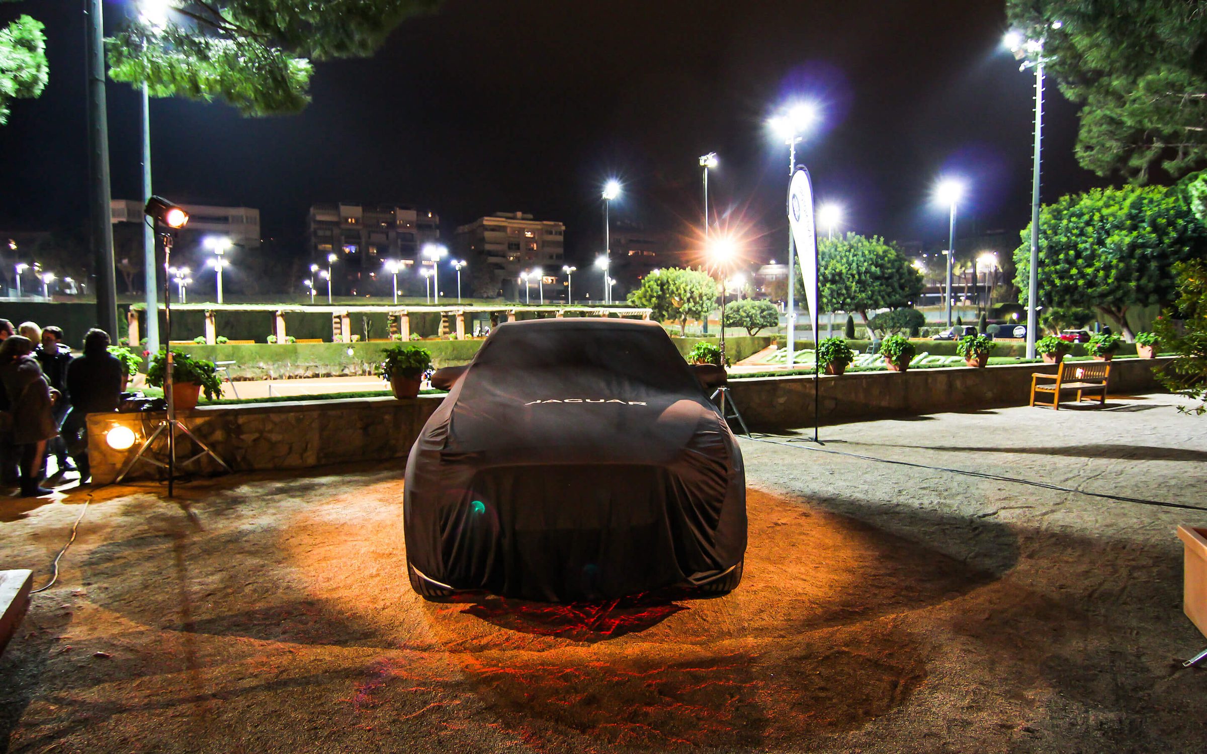 El Jaguar E-Pace, cubierto, en el jardín del Reial Club de Tennis Barcelona bajo los focos de la noche