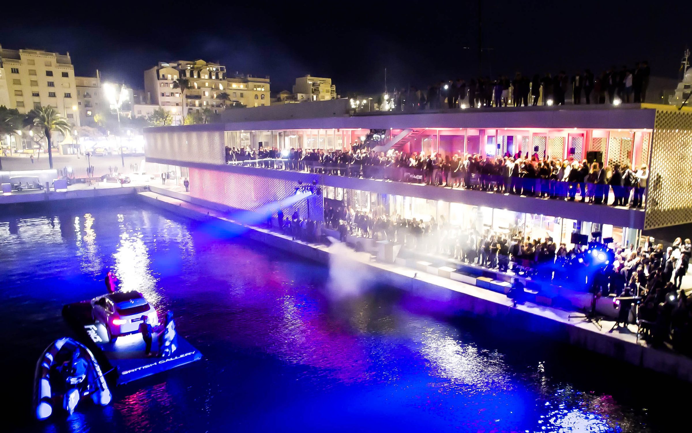 Los invitados, en el muelle y en las terrazas del One Ocean Club, miran la plataforma que llega por el agua