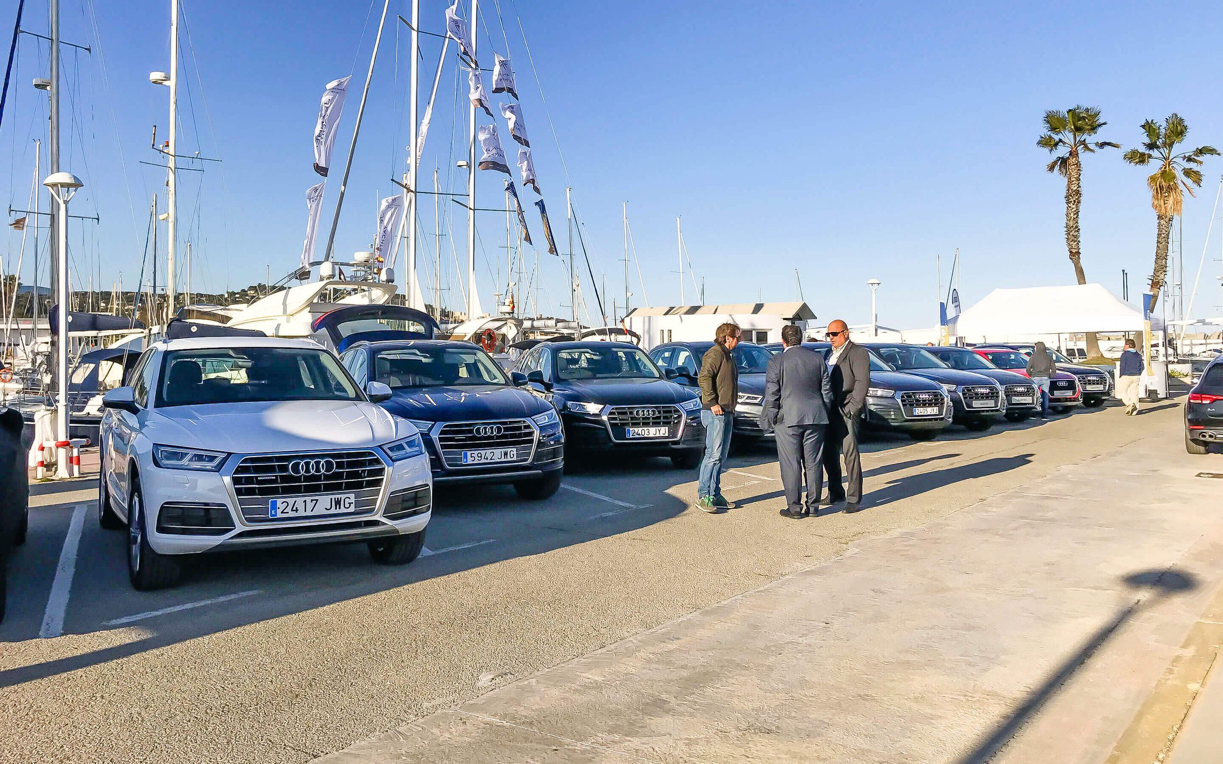 Los Audi Q5 de las jornadas de prueba, en fila junto a los veleros del Port Balís