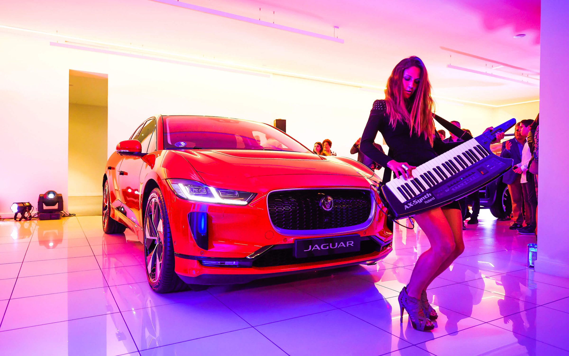 Inauguración de Land Motors en Sant Boi: el Jaguar I-Pace rojo y música en directo bajo luces violeta