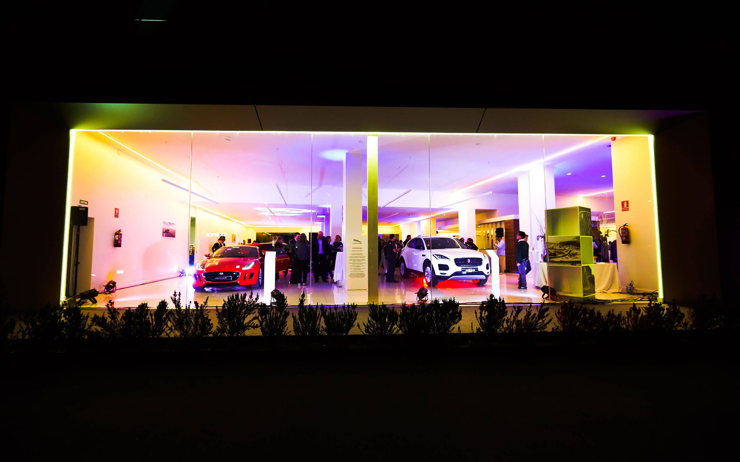 Las nuevas instalaciones de Land Motors en Sant Boi de Llobregat, iluminadas de noche, con los invitados dentro