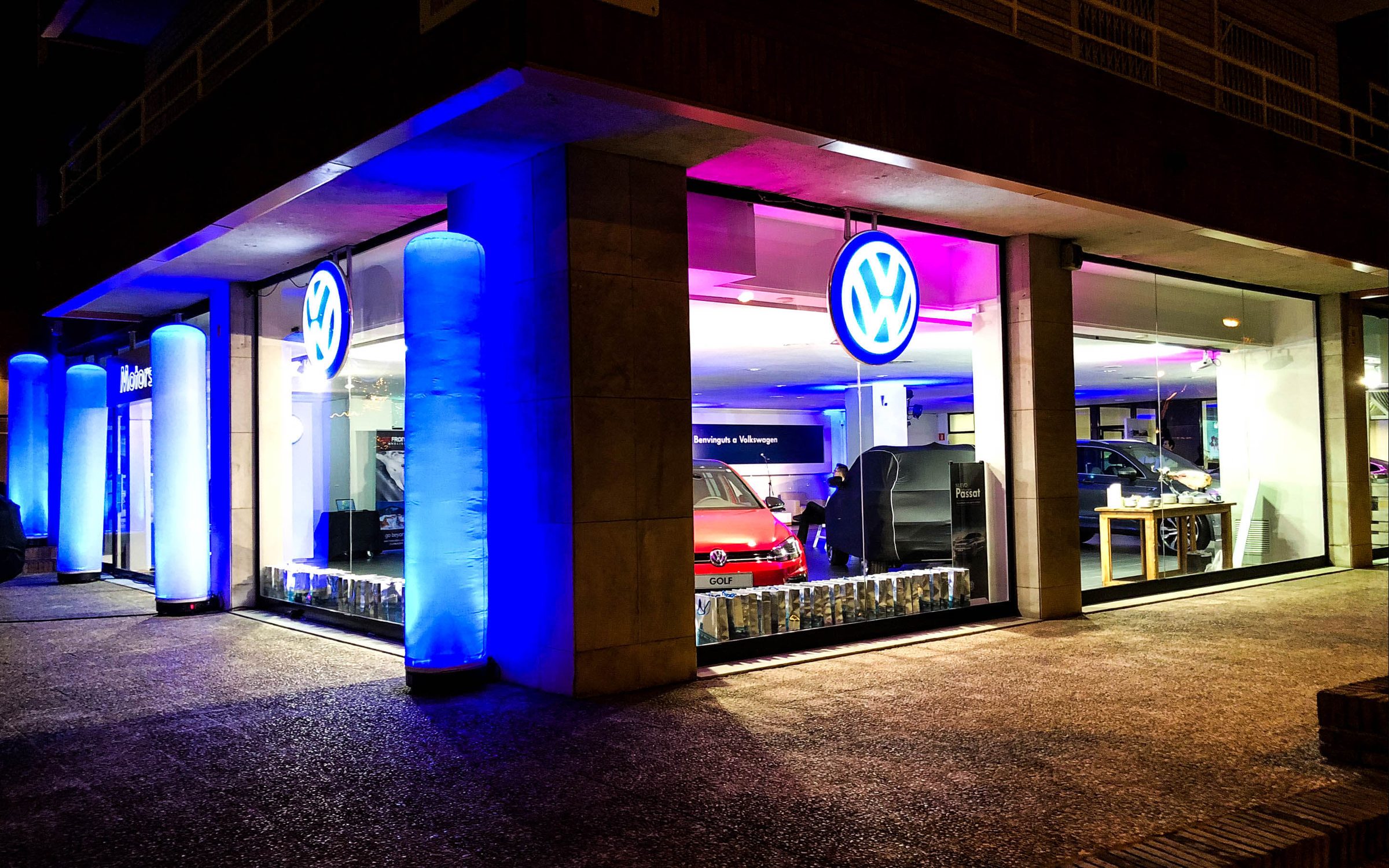 La fachada de Volkswagen Motorsol en La Bonanova, iluminada en azul la noche de la presentación del T-Roc