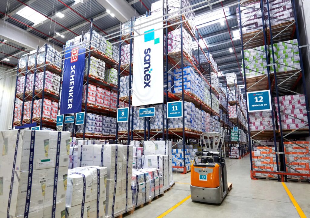 Almacén de Santex con estanterías de producto y el banderín de la marca