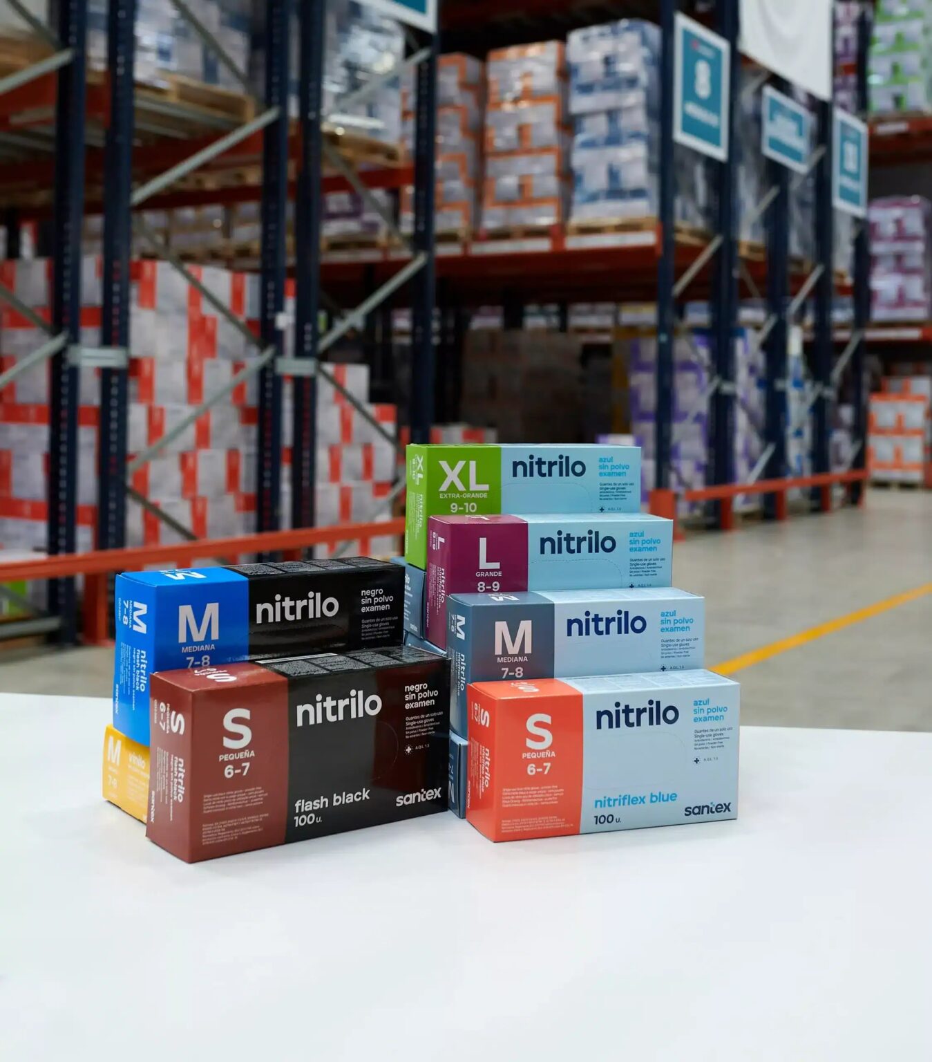 Cajas de guantes de nitrilo Santex apiladas en el almacén