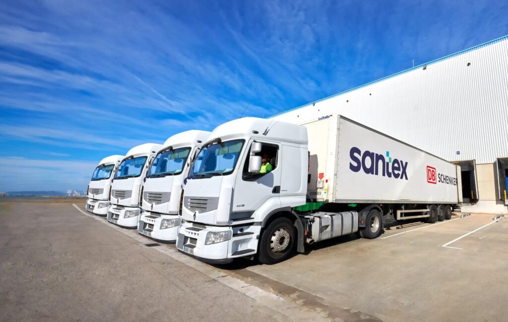 Camiones con la marca Santex en los muelles de carga de su almacén
