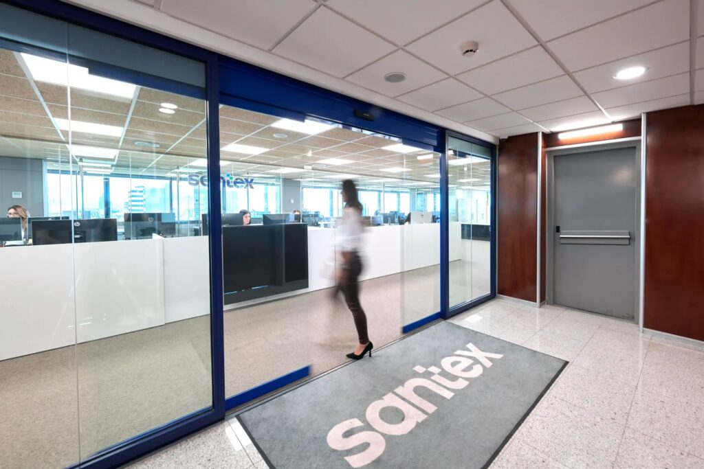 Entrada de las oficinas de Santex con la alfombra de la marca