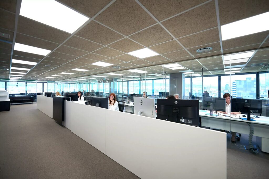 Oficinas de Santex con puestos de trabajo y vistas a la ciudad