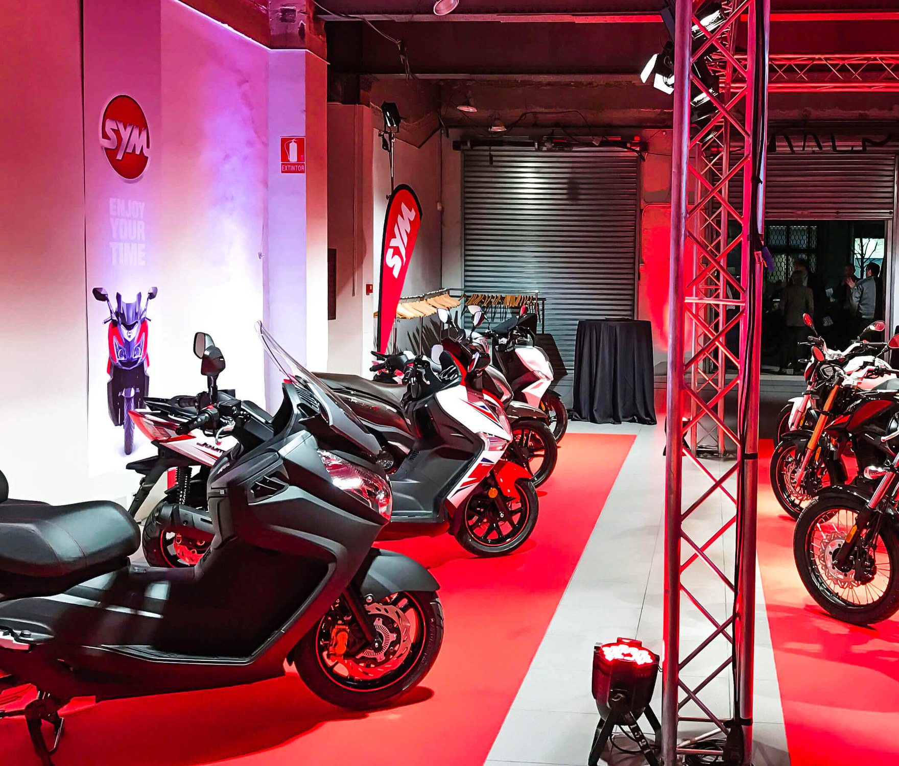 Exposición de motos bajo estructuras de truss y moqueta roja en la convención de 2017