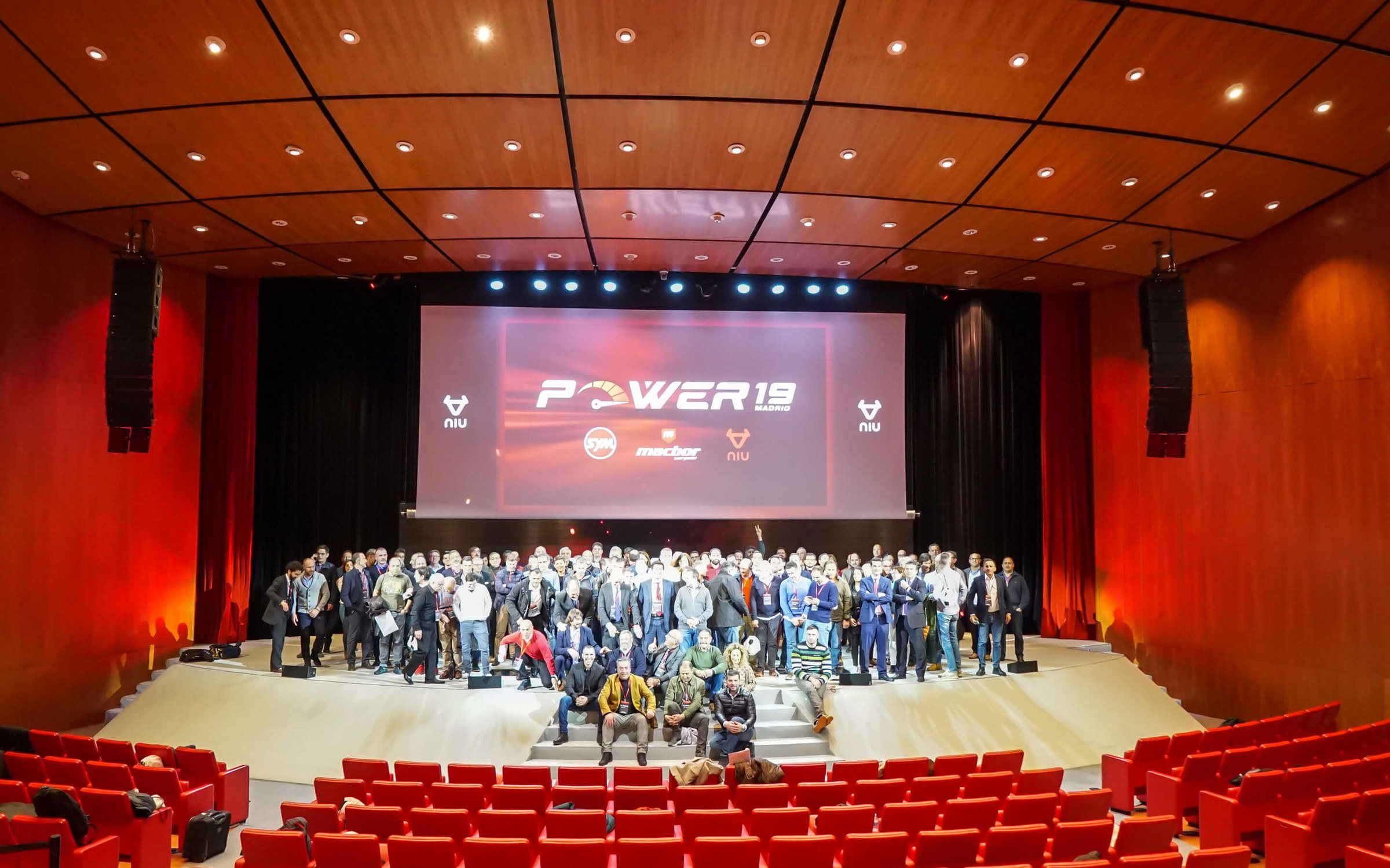 La red de concesionarios en el escenario del auditorio de la convención Power19, Madrid 2019