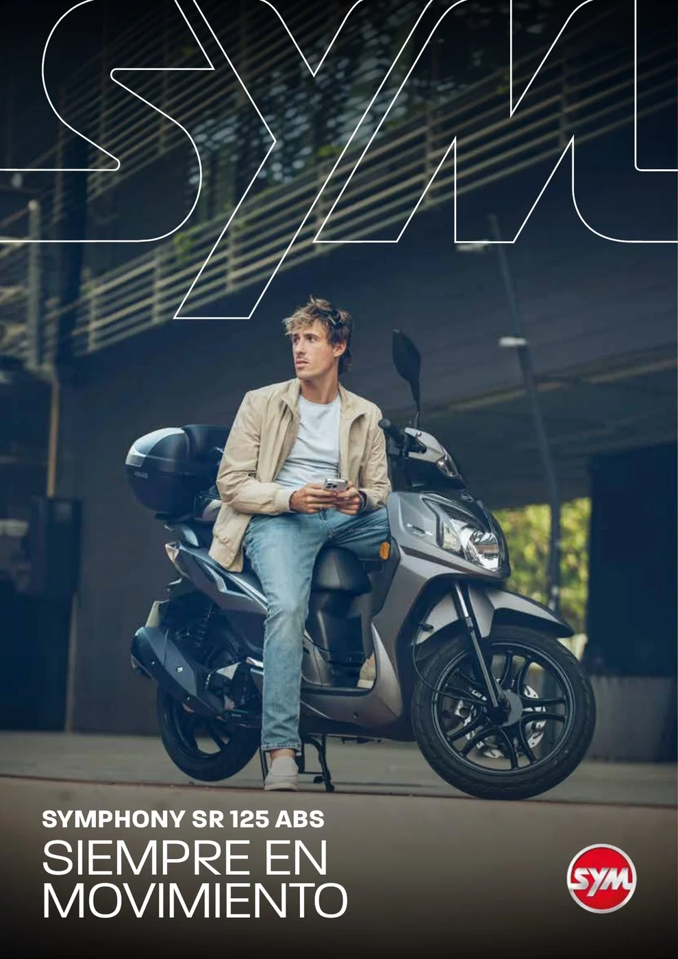 Portada del catálogo de 2025 del Symphony SR 125 ABS: «Siempre en movimiento»