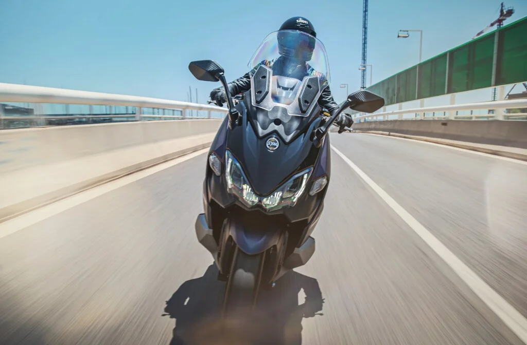 The SYM Maxsym TL 508 on the motorway, head-on and in motion