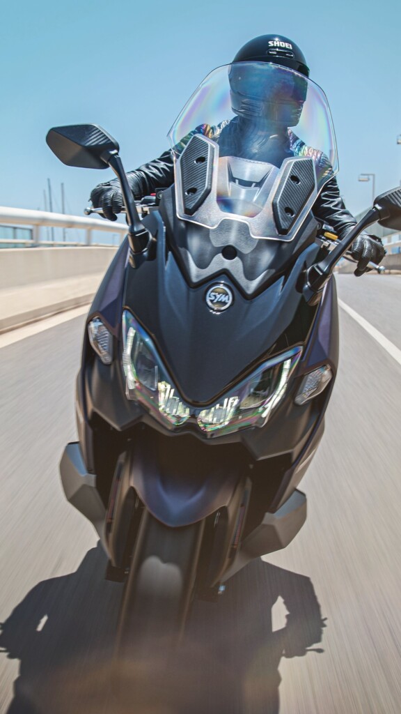 Maxsym TL 508 de SYM de frente en una autopista, en marcha