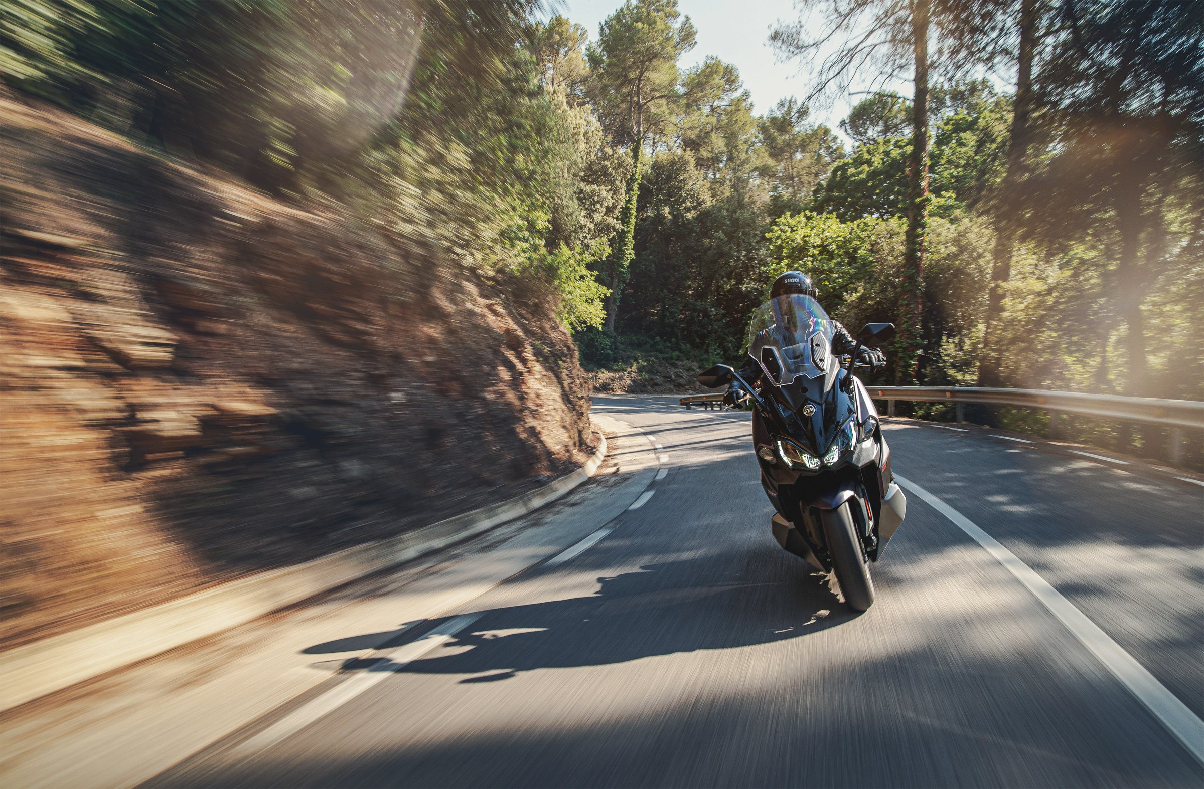 Maxsym TL 508 tomando una curva en una carretera de bosque