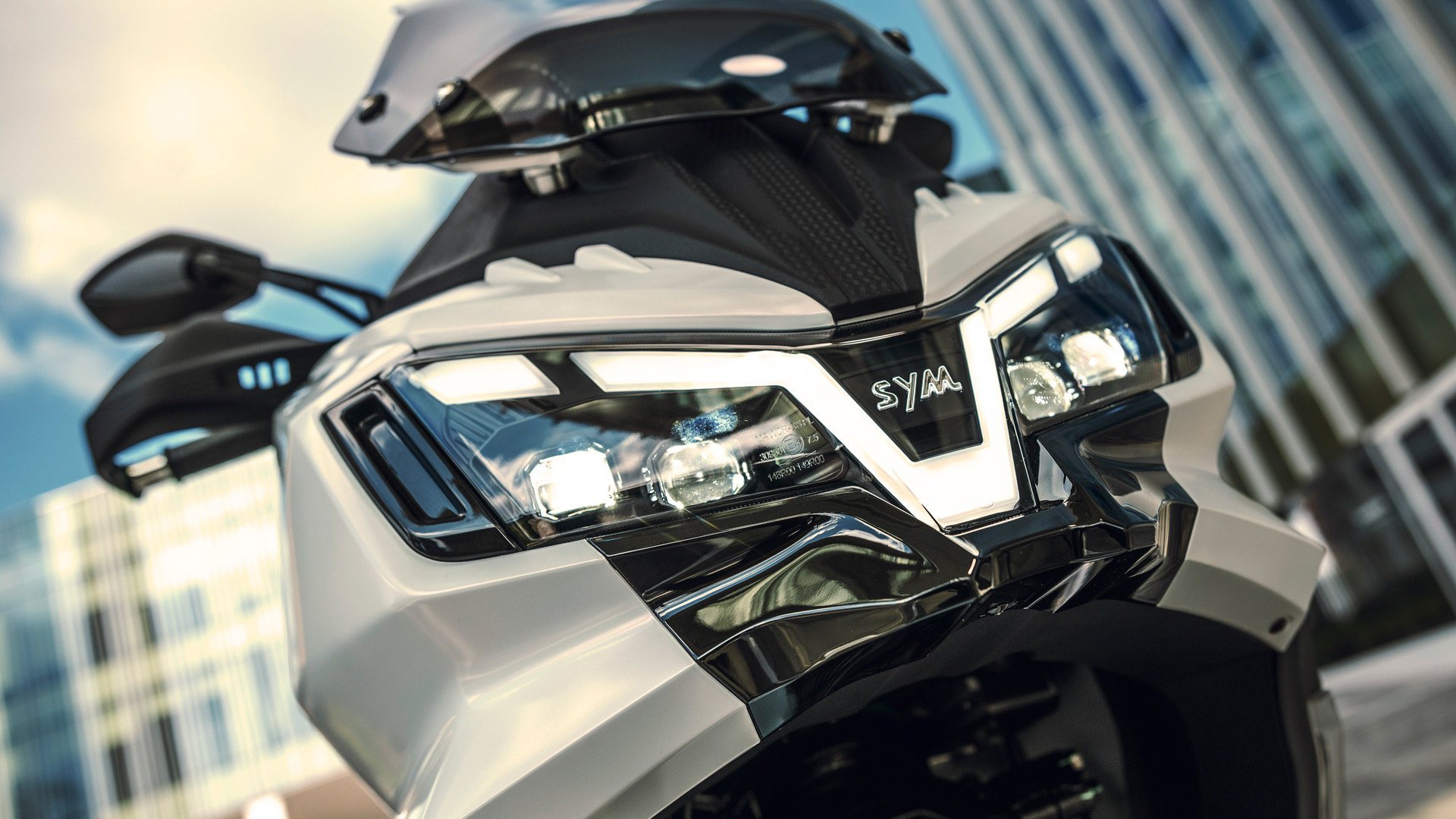 Frontal y faros LED del Maxsym TL 508 en la ciudad