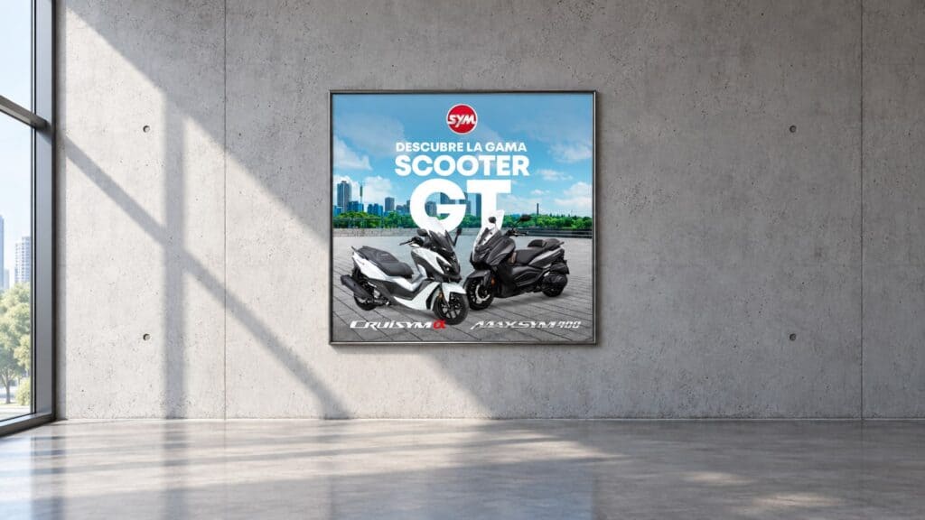 Recreación: cartel de la campaña «Descubre la gama Scooter GT» de SYM en una pared de hormigón