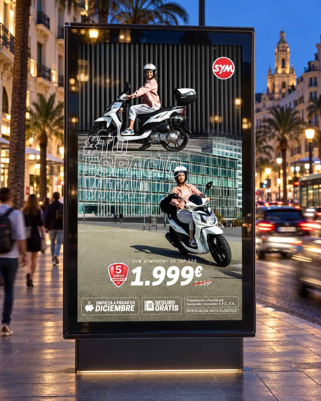 Recreación: cartel «#TuEspacioVital» del Symphony SR Top 125 de SYM en un mupi urbano de noche