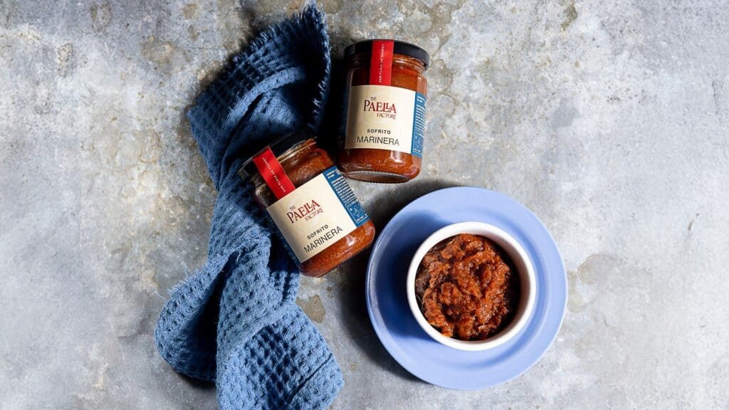 Botes de sofrito de The Paella Factory con su etiqueta