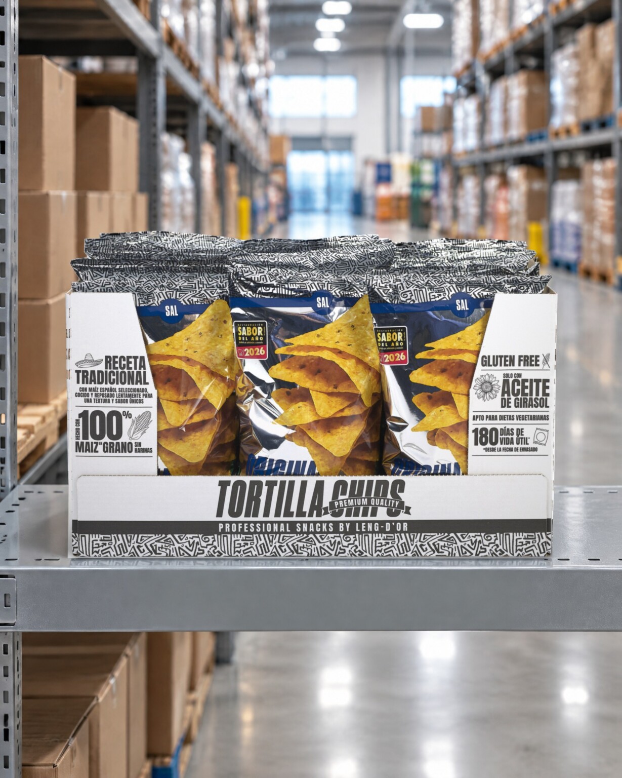 Recreación: caja expositora de Tortilla Chips con doce bolsas en el lineal de un cash & carry