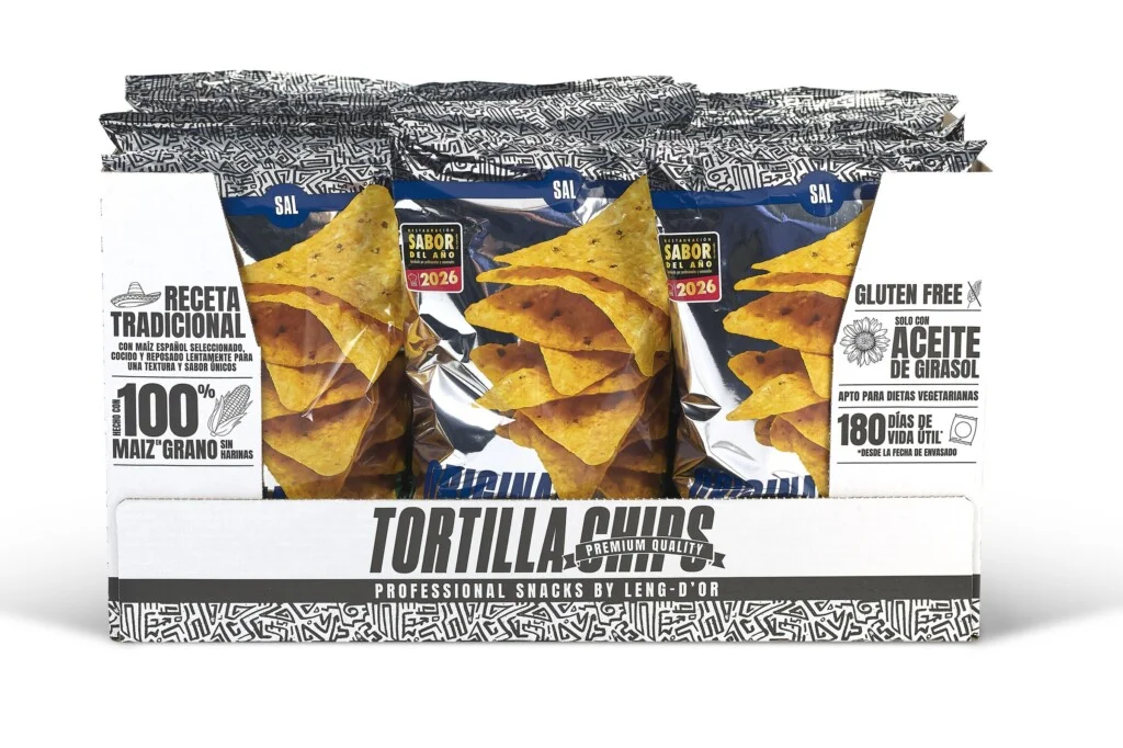 Fotografía de producto del frontal de la caja expositora de Tortilla Chips con las bolsas y los postes de argumentos