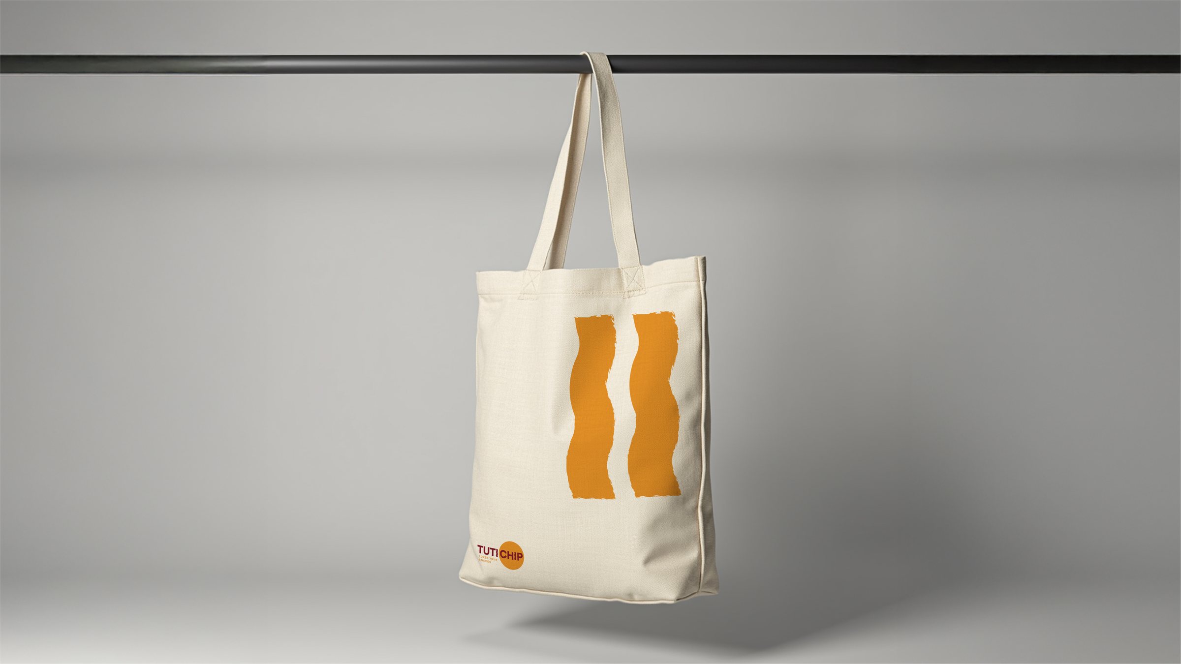 Bolsa de tela con las formas naranjas de la marca y el logotipo de Tutichip
