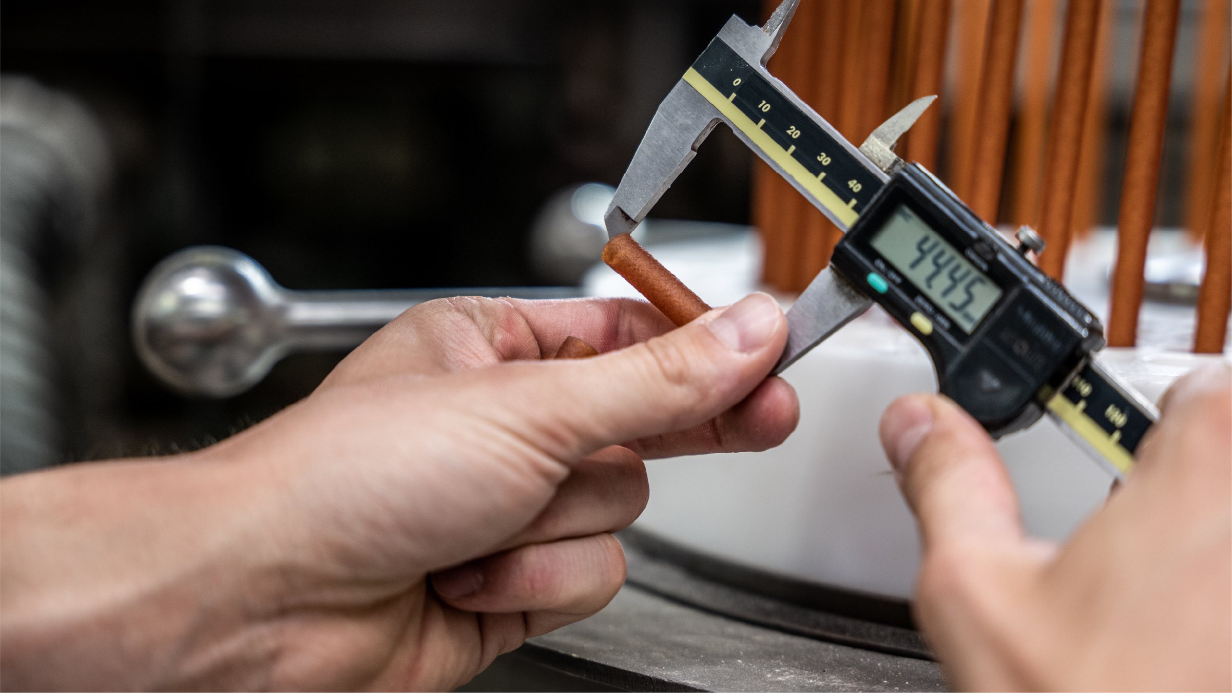 Unas manos miden un snack con un calibre digital