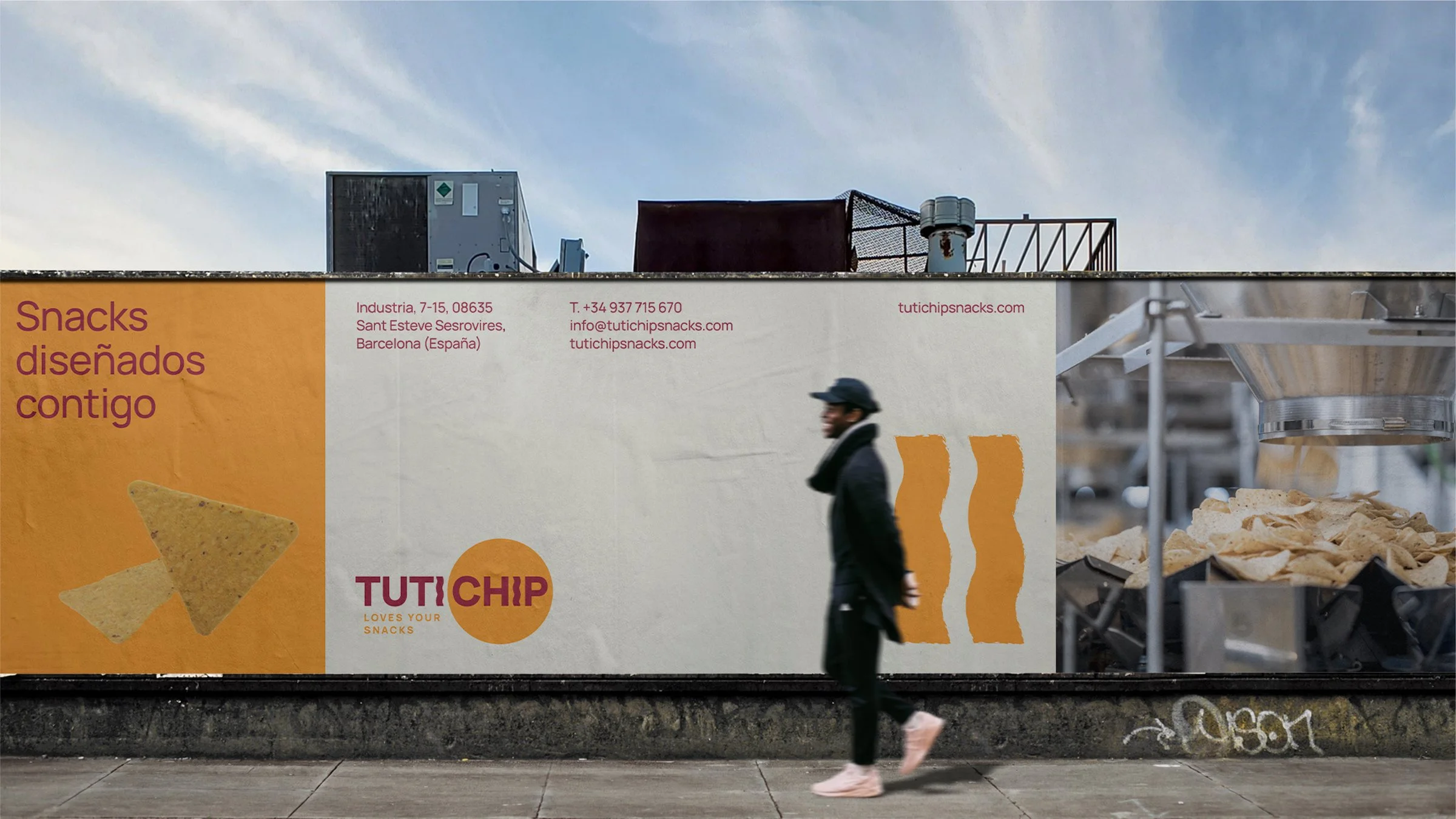 Valla de Tutichip en la calle, con el lema Snacks diseñados contigo y un transeúnte