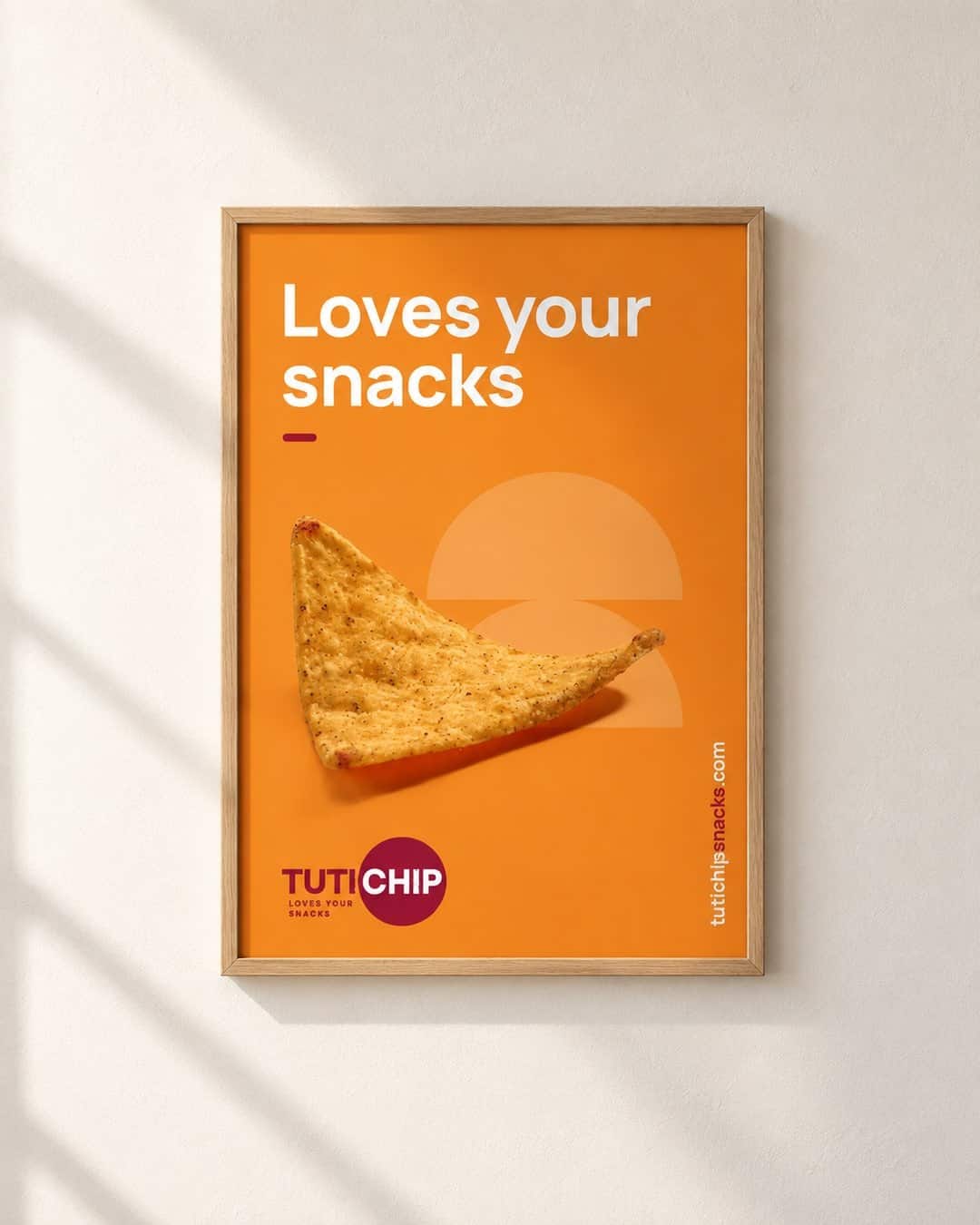 Recreación: cartel «Loves your snacks» de Tutichip enmarcado