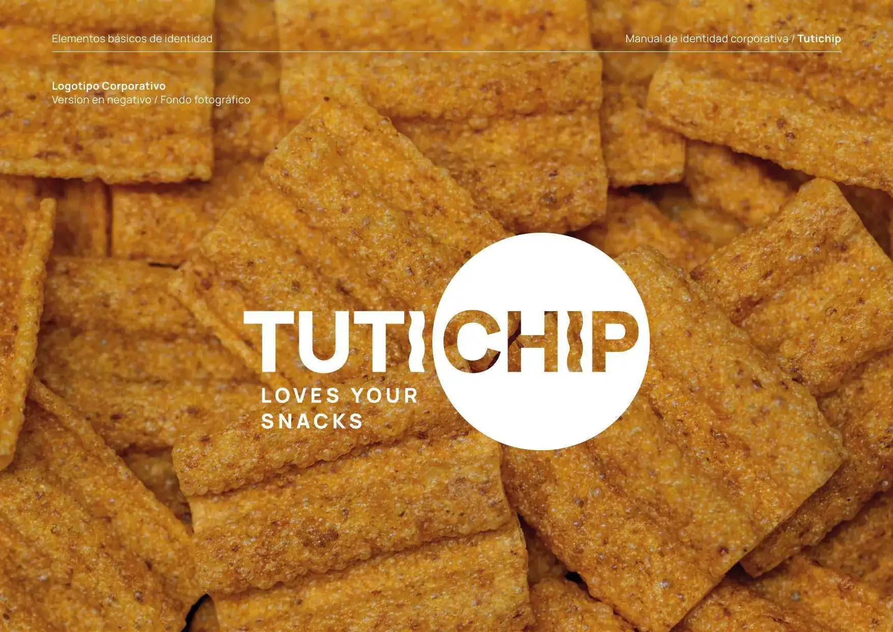 Logotipo de Tutichip en negativo sobre fondo de snacks, rebranding de Mariona Agency