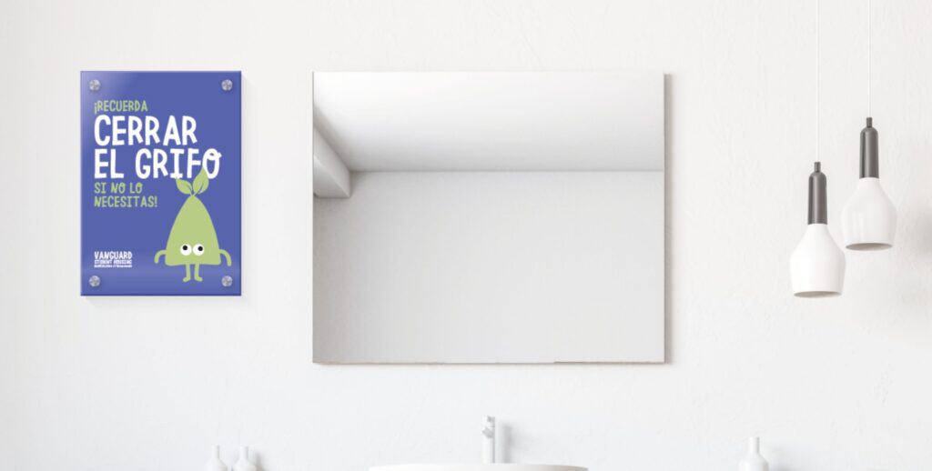 Cartel de Vanguard que recuerda cerrar el grifo, en el baño de un piso