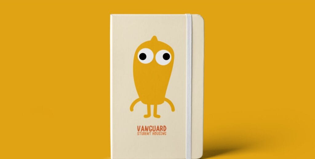 Libreta de Vanguard Student Housing con uno de Los Vanguard en la cubierta