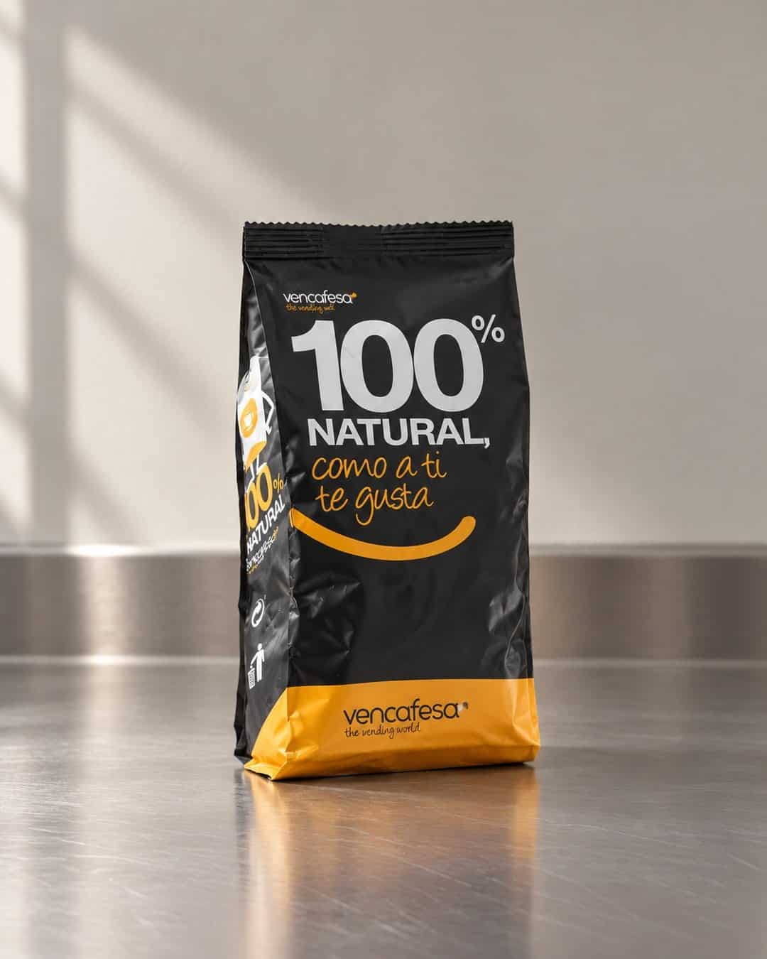 Recreación: paquete de café 100 % natural de Vencafesa sobre una encimera de acero