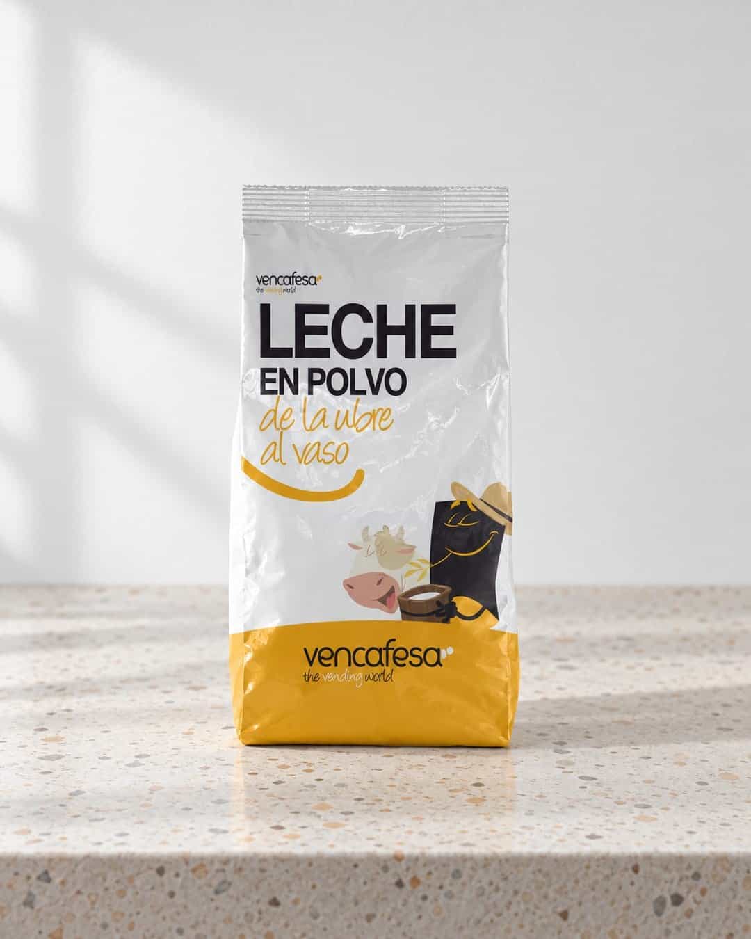 Recreación: leche en polvo de Vencafesa sobre una encimera de terrazo
