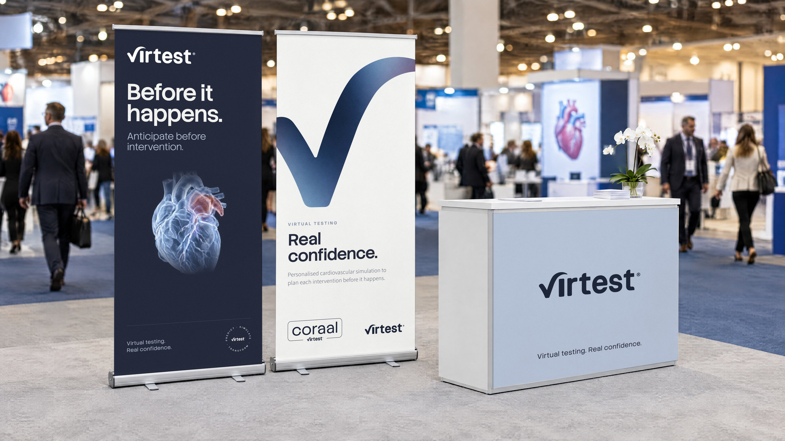 Recreación: el estand de Virtest en un congreso de cardiología, con dos roll-ups y el mostrador en Deep Signal