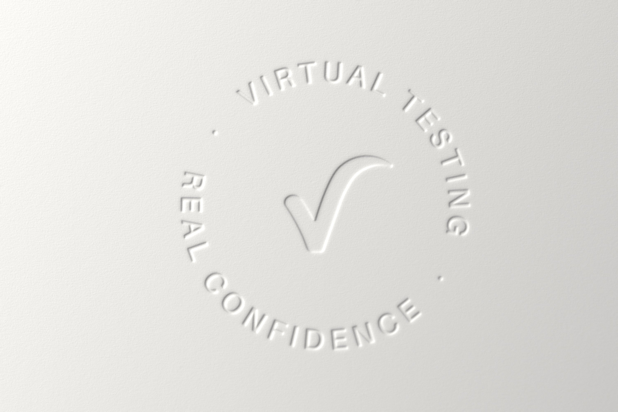 Recreación: el sello «Virtual testing · Real confidence» en relieve seco sobre papel