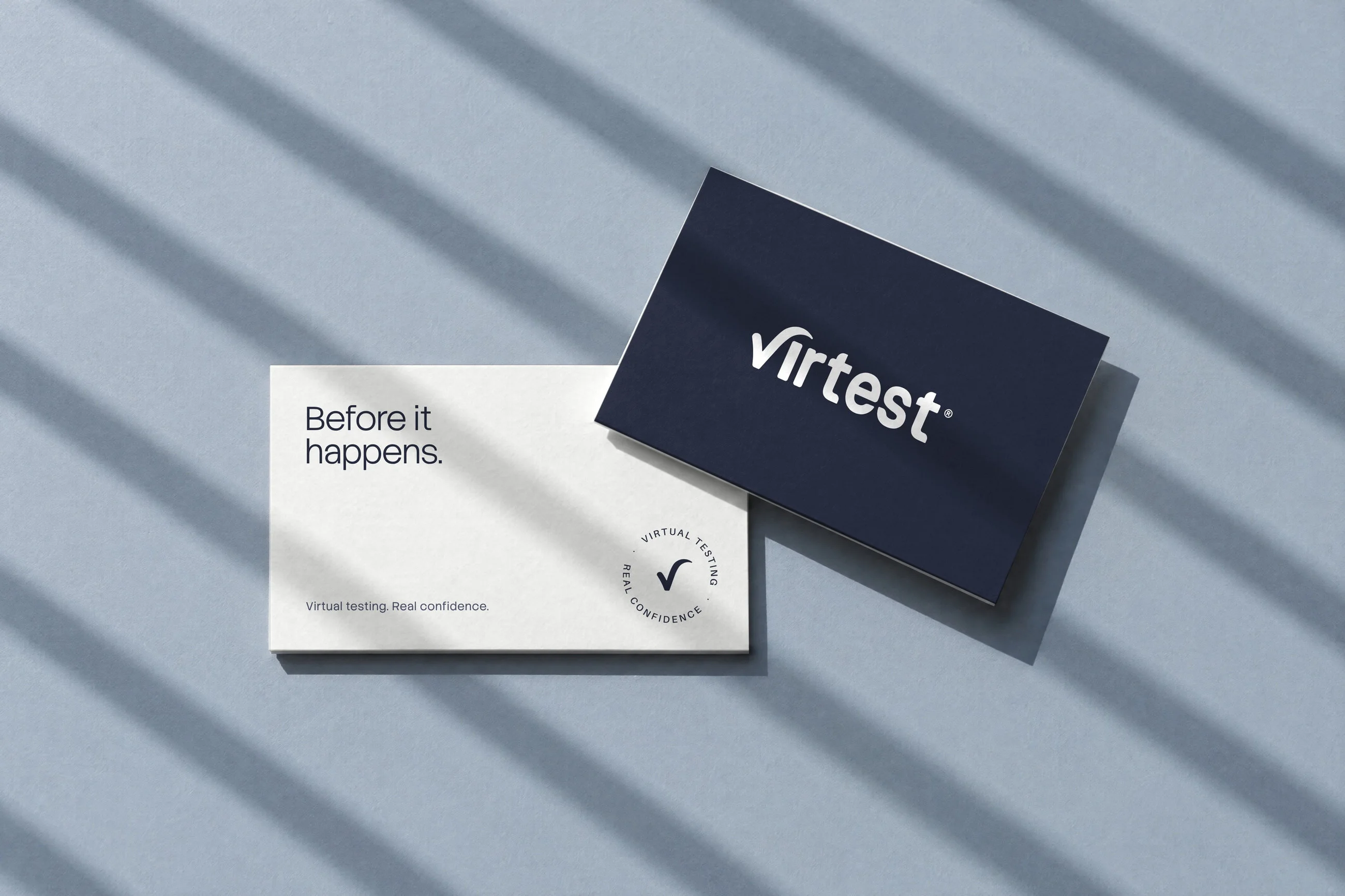 Recreación: las tarjetas de Virtest al sol, la de Insight Blue con el logotipo en blanco sobre la de Clear Field con el sello