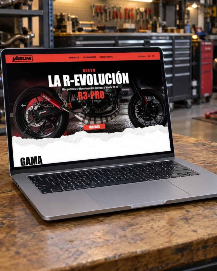 Recreación: la web de Yasuni, con el escape R3-PRO, abierta en un portátil sobre el banco de un taller de motos