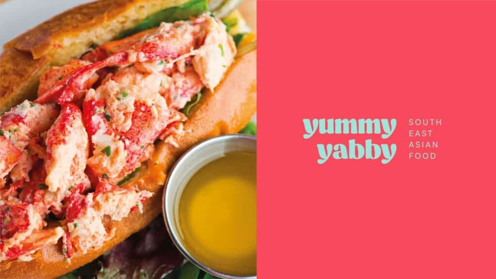 Imagen de marca de Yummy Yabby: bocadillo de langosta junto al logotipo sobre rojo