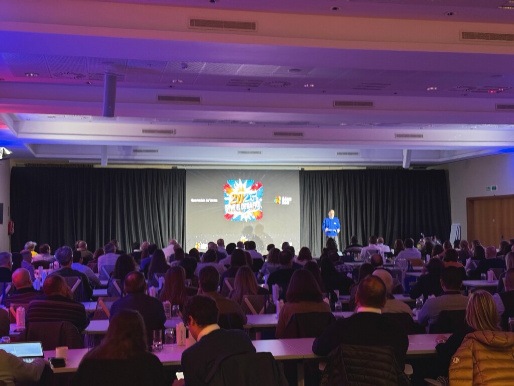 The screen at the Adam Foods 2025 sales convention with the slogan “¡Vive el desafío!” (Live the challenge)