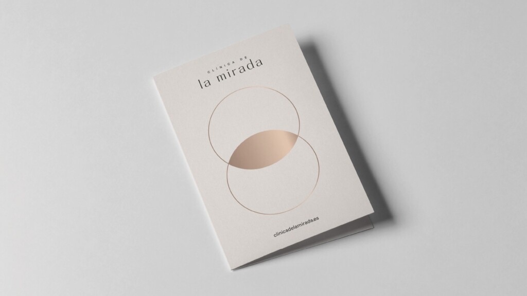Visualisation: a Clínica de la Mirada bifold leaflet with the logo and the symbol in copper tones