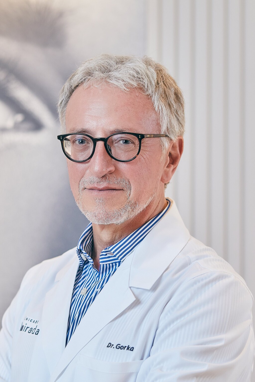 Dr Gorka in the clinic’s medical coat, embroidered with his name and the Clínica de la Mirada logo