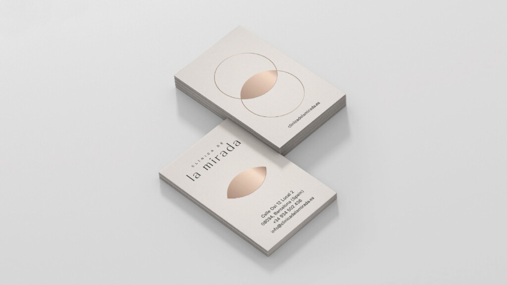 Visualisation: Clínica de la Mirada business cards, with the copper symbol on the front and the logo on the back