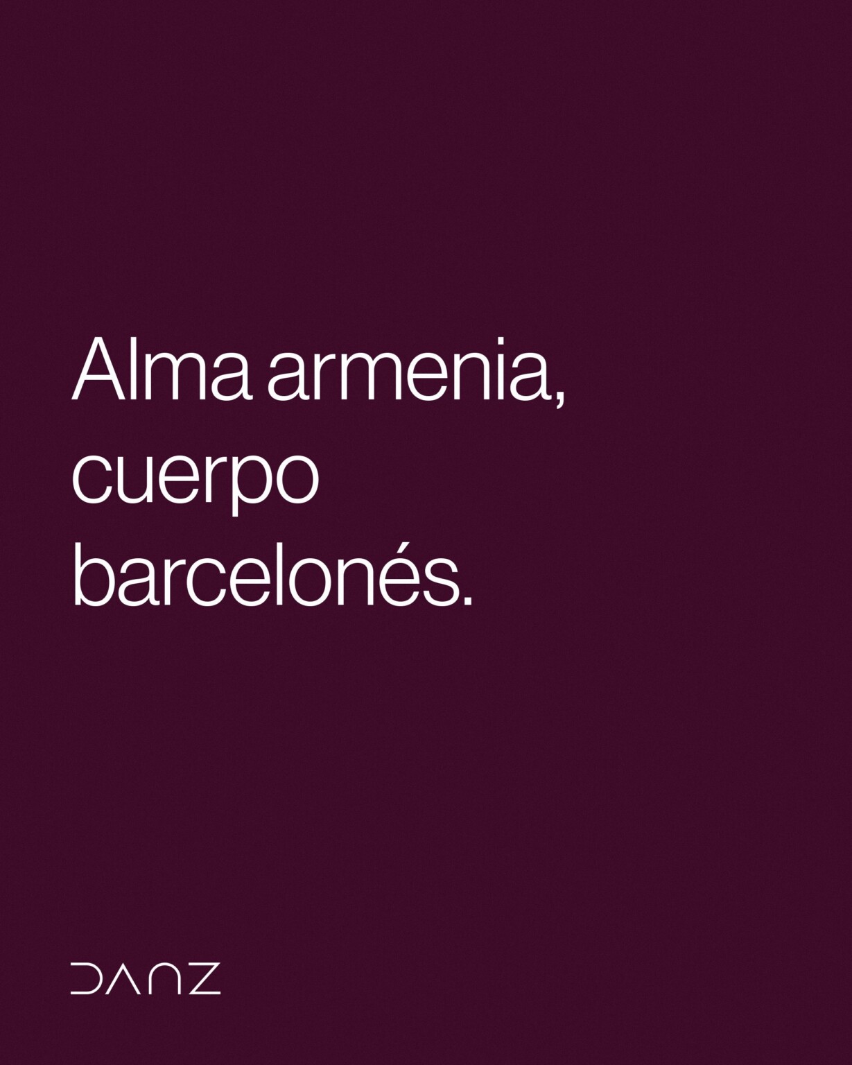 «Alma armenia, cuerpo barcelonés.», frase del relato de marca de DANZ Barcelona, en blanco sobre burdeos