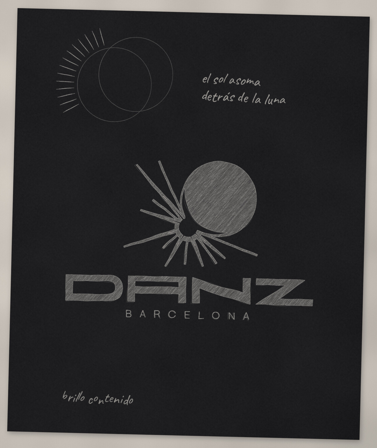 Recreación: boceto a lápiz blanco sobre papel negro del sol «Eclipse» de DANZ, el sol que asoma detrás de la luna