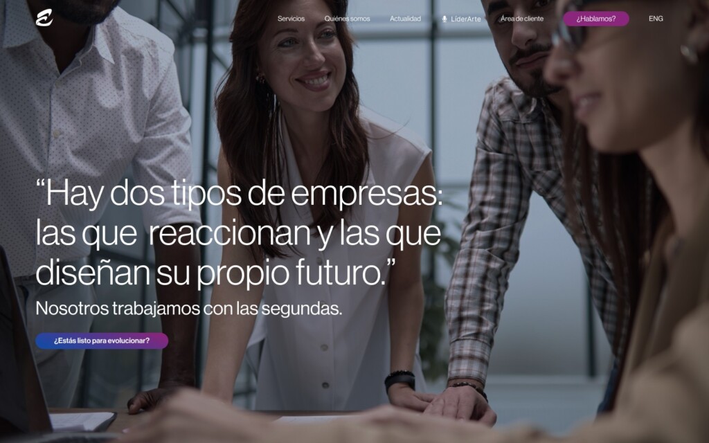 Diseño de la portada de la web de Eplus Consultores: «Hay dos tipos de empresas: las que reaccionan y las que diseñan su propio futuro»