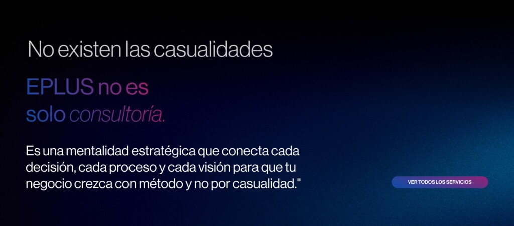 Diseño de la web de Eplus Consultores: «No existen las casualidades. EPLUS no es solo consultoría», con el degradado azul y magenta sobre negro